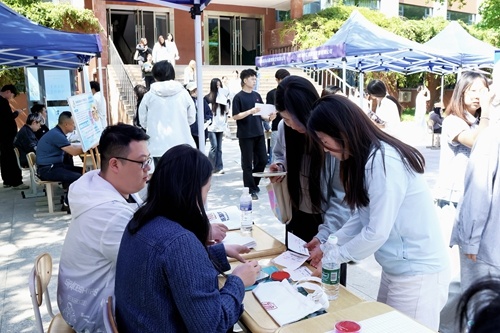 学生积极参加招聘会