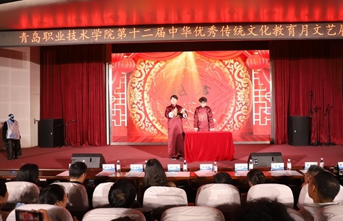 海尔学院创新融合AI科技,表演相声《倒打灯谜》