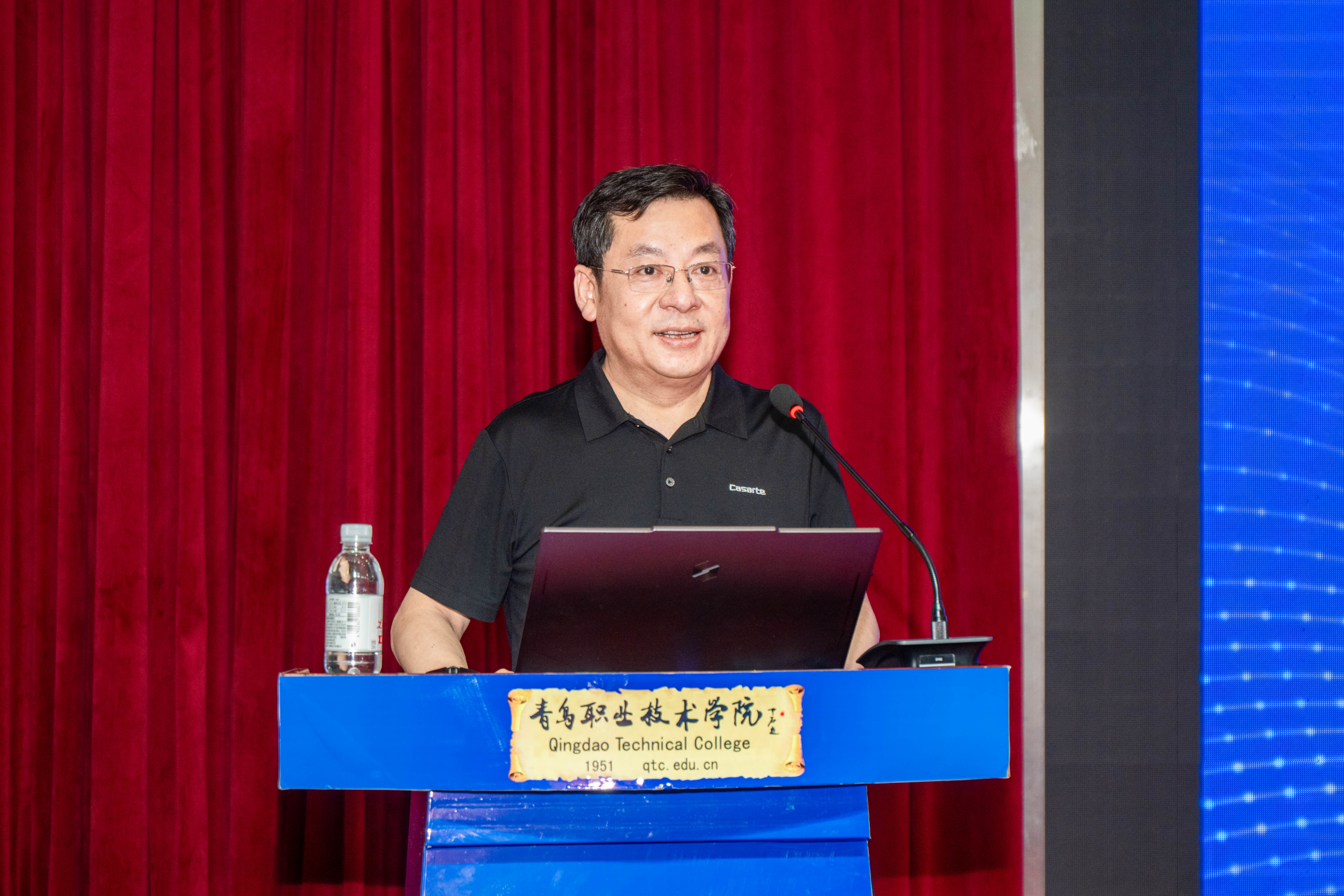 “智汇欧博·企业家讲堂”开讲,海尔集团李华刚应邀作报告 “智汇欧博·企业家讲堂”开讲,海尔集团李华刚应邀作报告