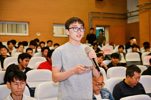 学生代表踊跃提问