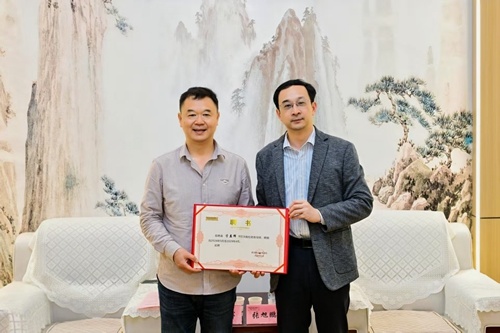 党委委员、副校长张旭鹏为管益辉颁发德育导师聘书