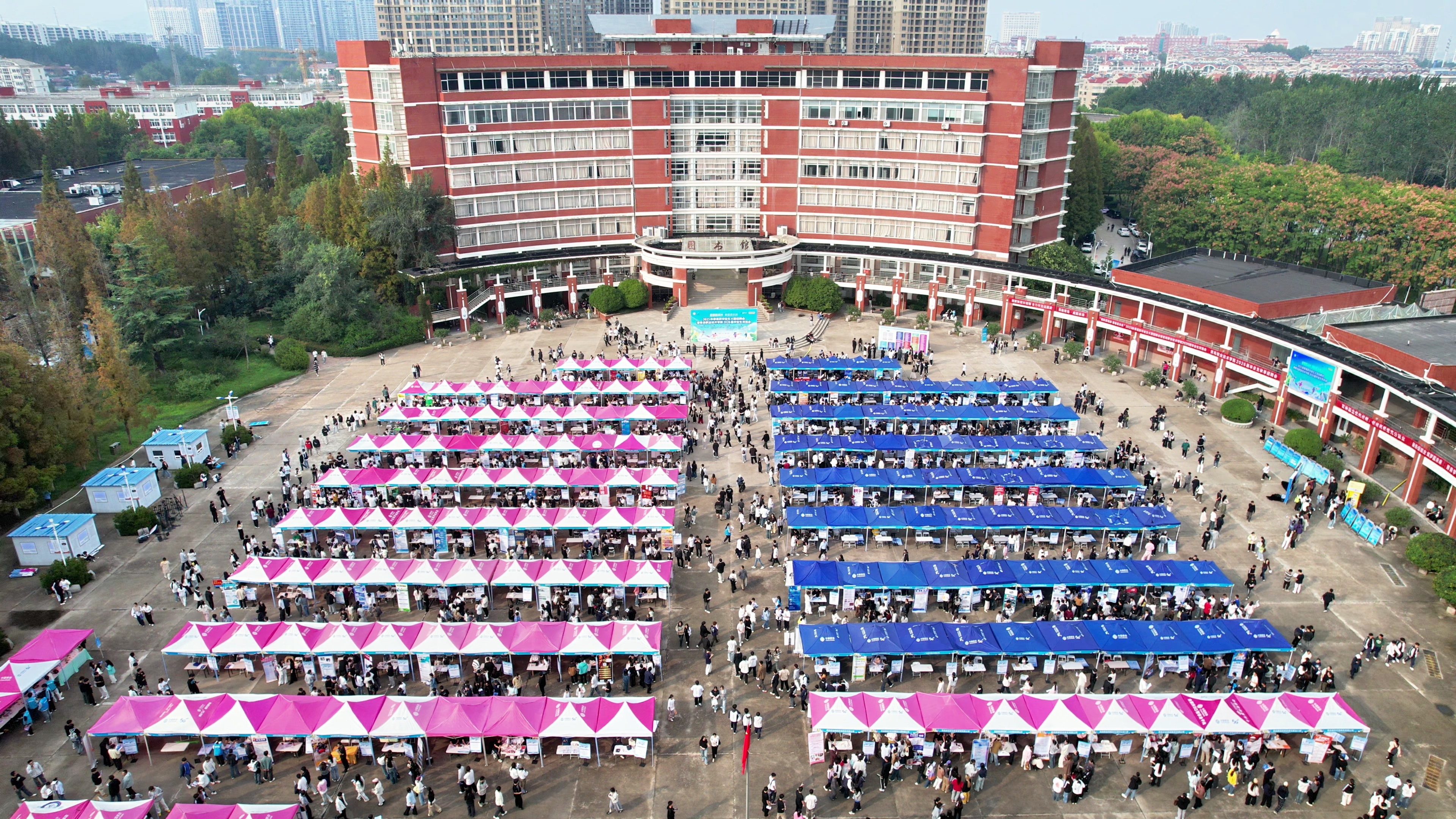 “起航西海岸 青春赢未来”2025秋季高职毕业生大型招聘会暨欧博ABG官网2026届毕业生双选会成功举办