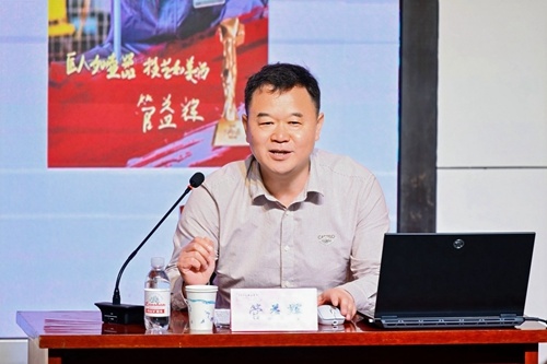 “大国工匠年度人物”管益辉作报告
