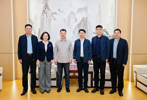 党委书记秦青松会见管益辉