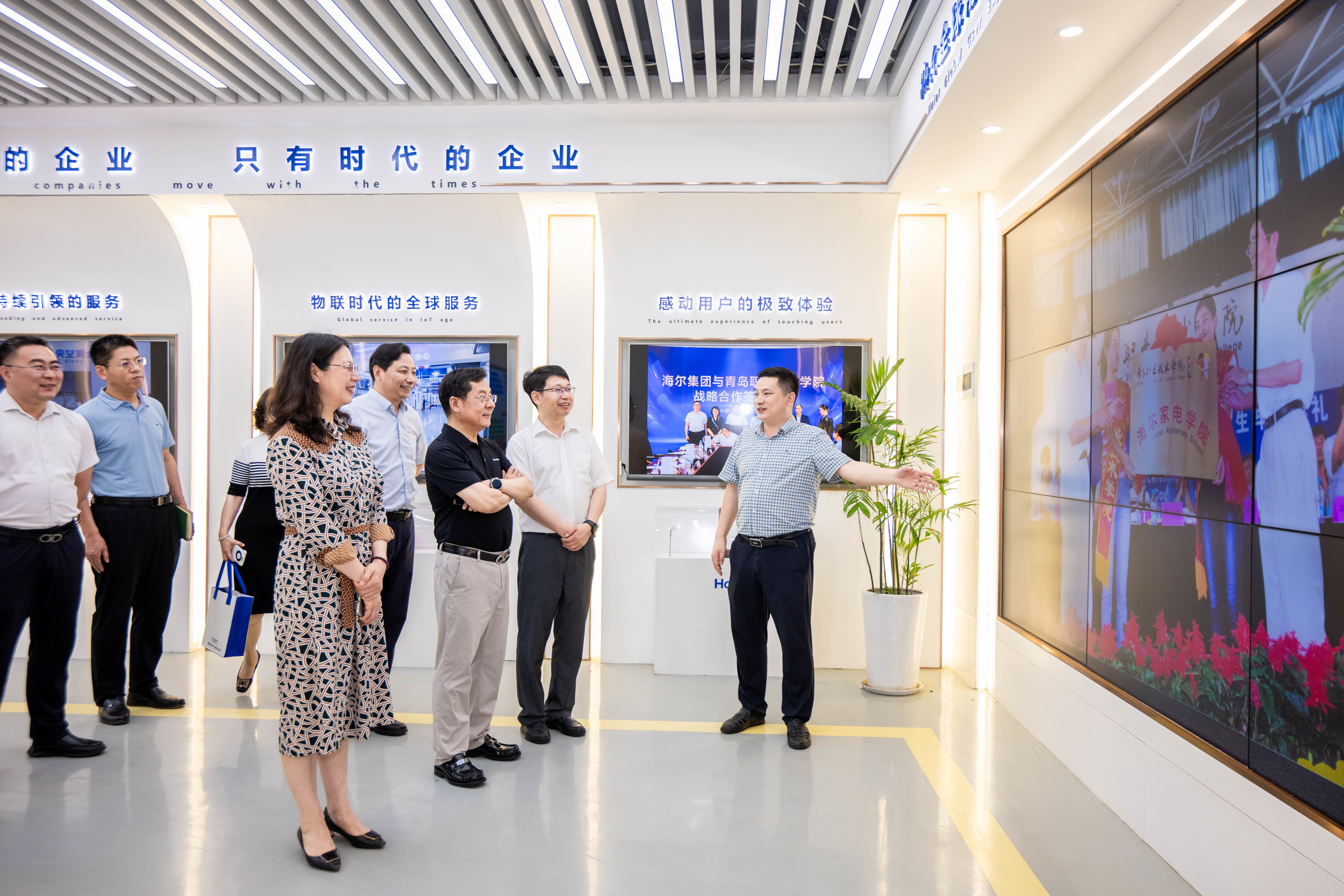 “智汇欧博·企业家讲堂”开讲,海尔集团李华刚应邀作报告 “智汇欧博·企业家讲堂”开讲,海尔集团李华刚应邀作报告