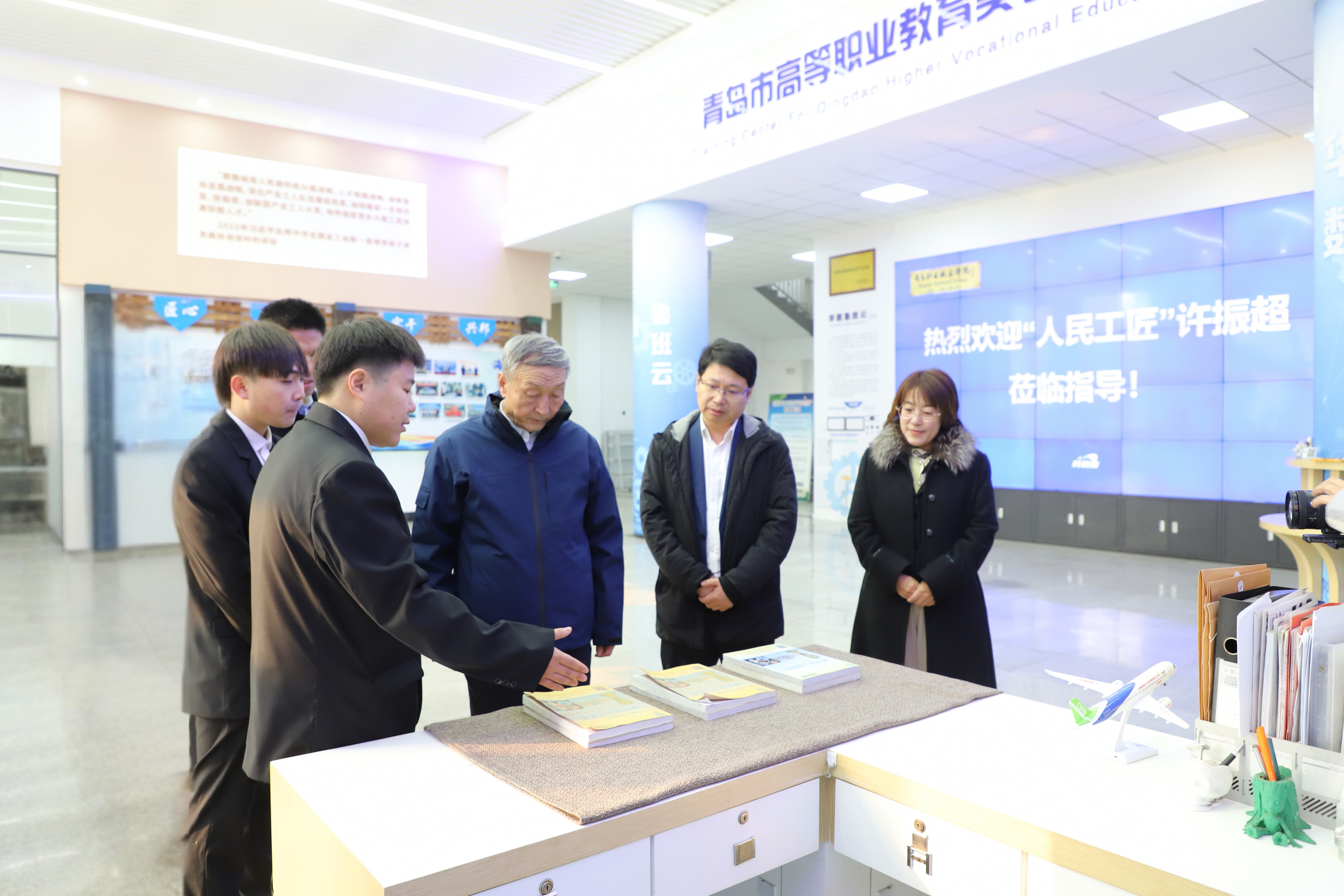 “人民工匠”许振超走进欧博ABG官网为师生讲述“我走过的工匠路”