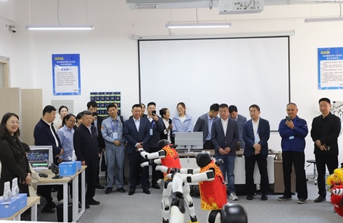 与会代表参观学校具身智能机器人产教融合实训基地