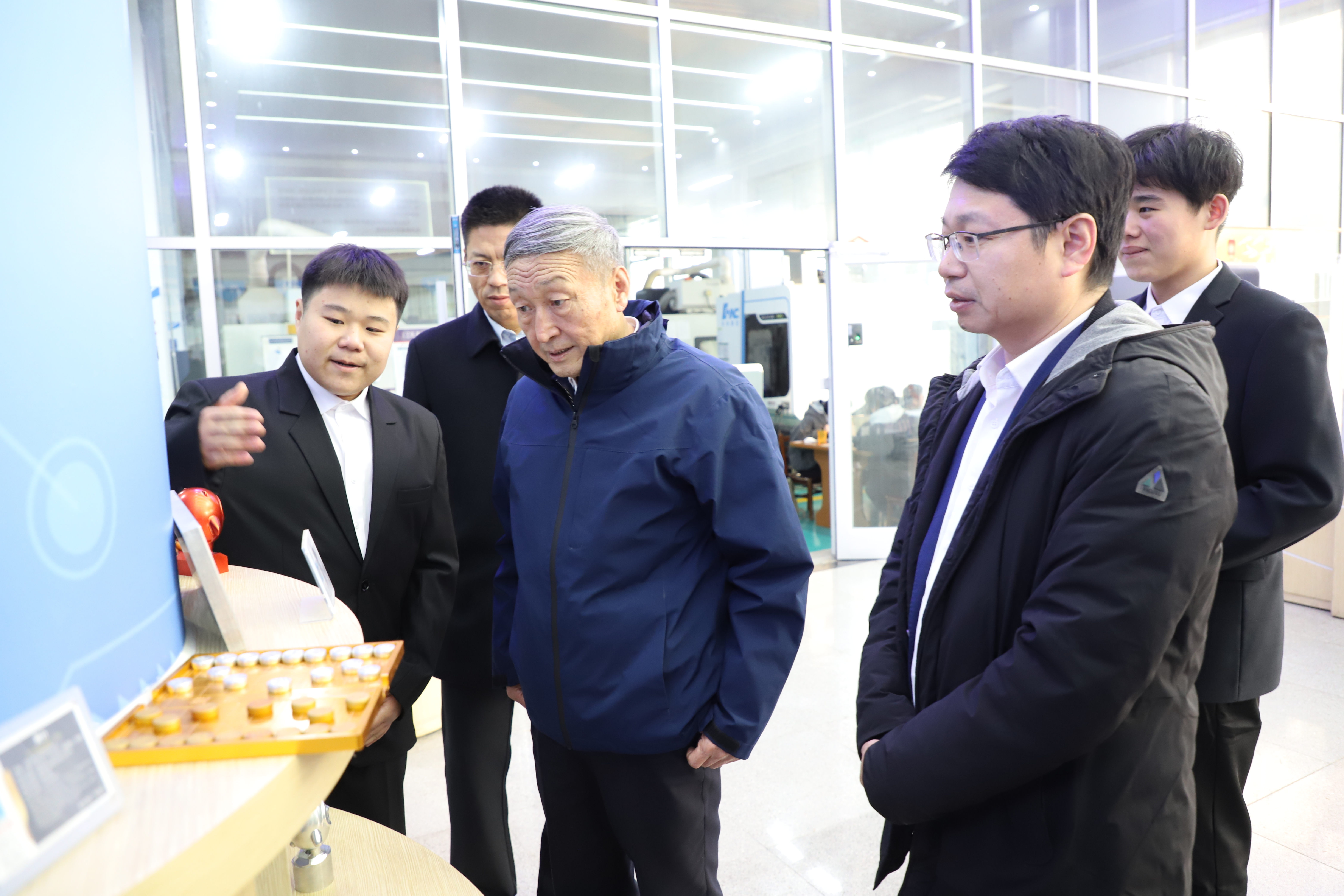 “人民工匠”许振超走进欧博ABG官网为师生讲述“我走过的工匠路”
