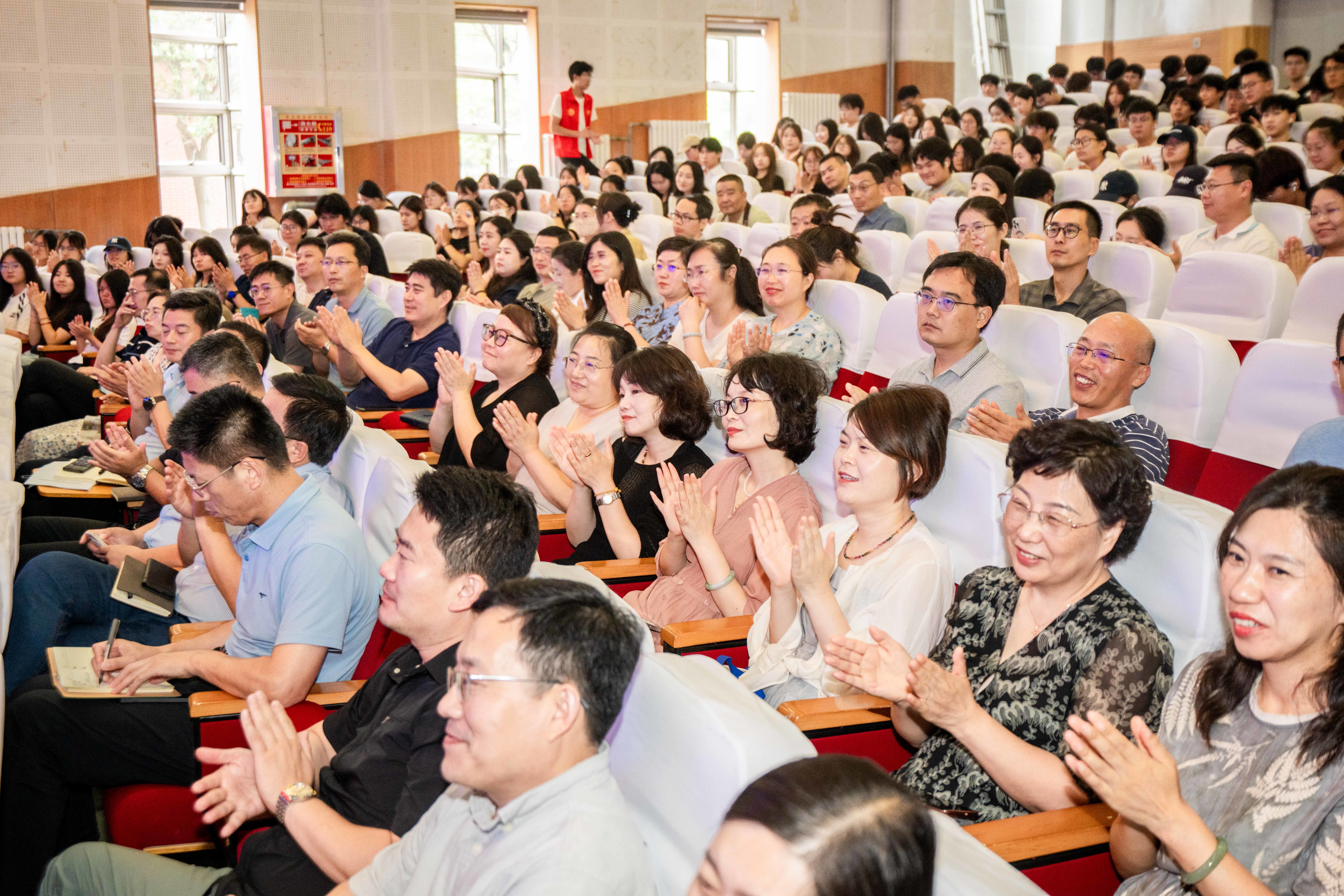 “智汇欧博·企业家讲堂”开讲,海尔集团李华刚应邀作报告 “智汇欧博·企业家讲堂”开讲,海尔集团李华刚应邀作报告