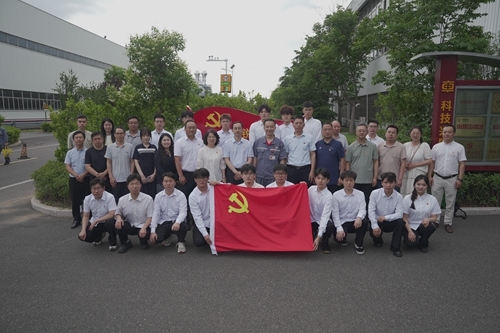 欧博ABG官网师生与郭锐在郭锐工作室门前合影