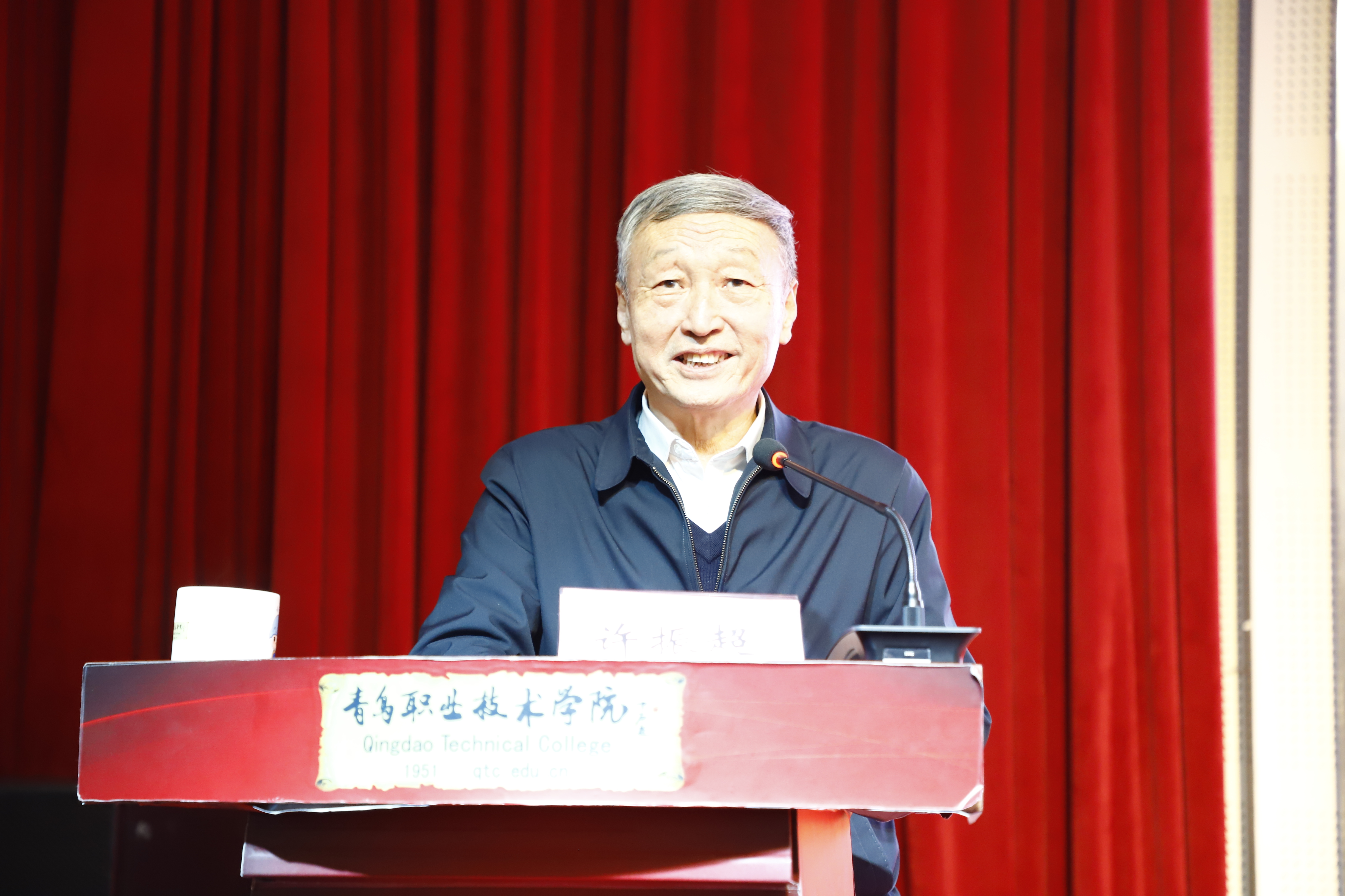 “人民工匠”许振超走进欧博ABG官网为师生讲述“我走过的工匠路”