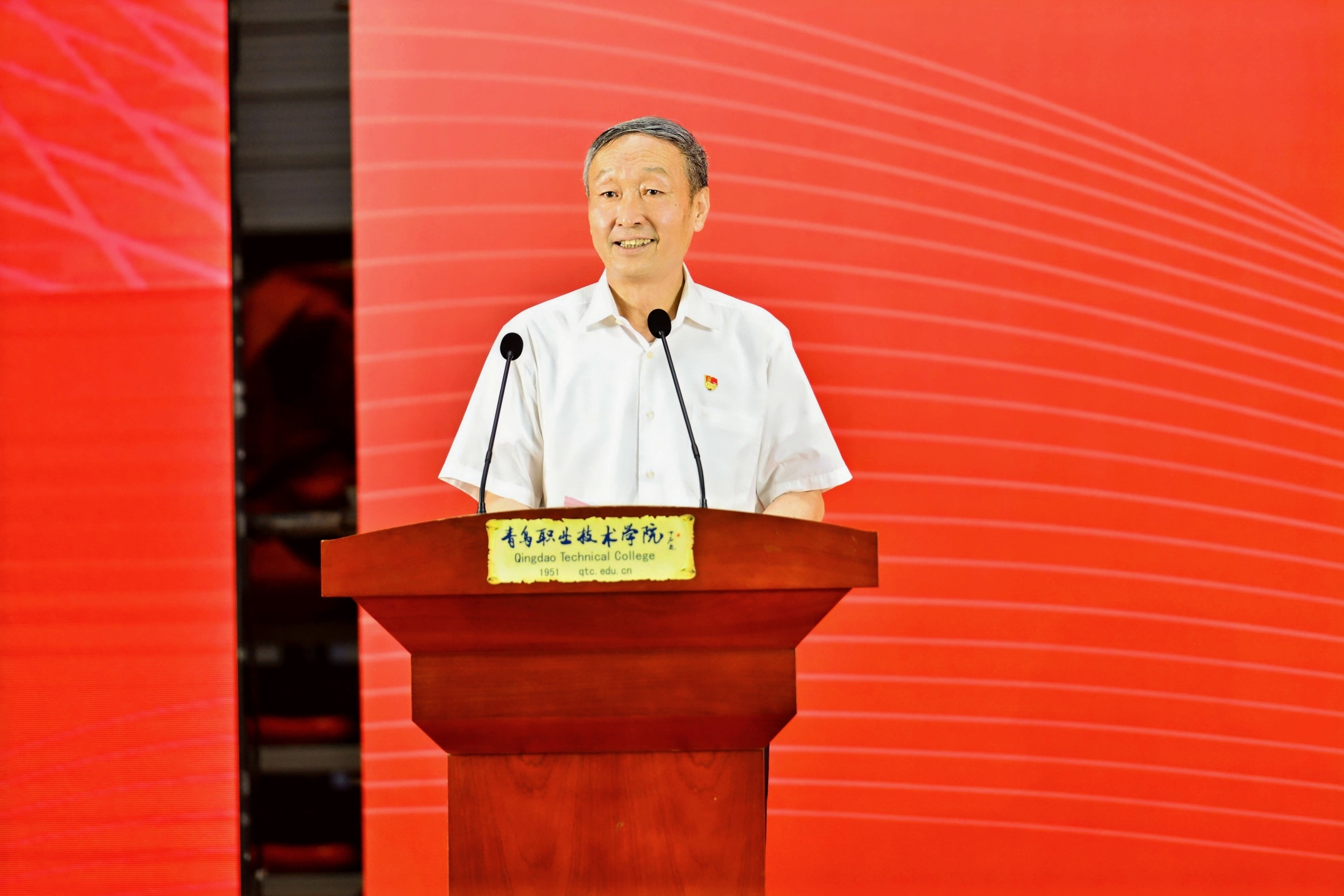 1.“人民工匠”国家荣誉称号获得者、欧博产业教授许、德育导师许振超讲话.jpg