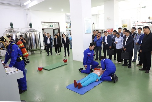 与会代表参观生物与化工学院产教融合实训基地