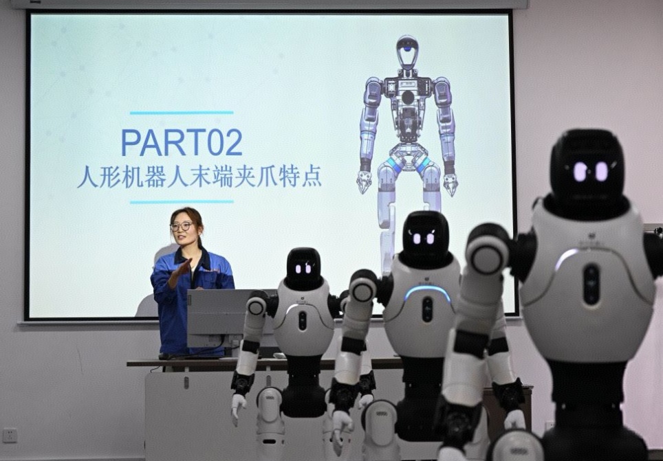 教师在课堂上讲解人形机器人知识 教师在课堂上讲解人形机器人知识